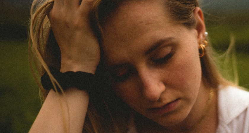 mujer-con-camiseta-blanca-sin-mangas