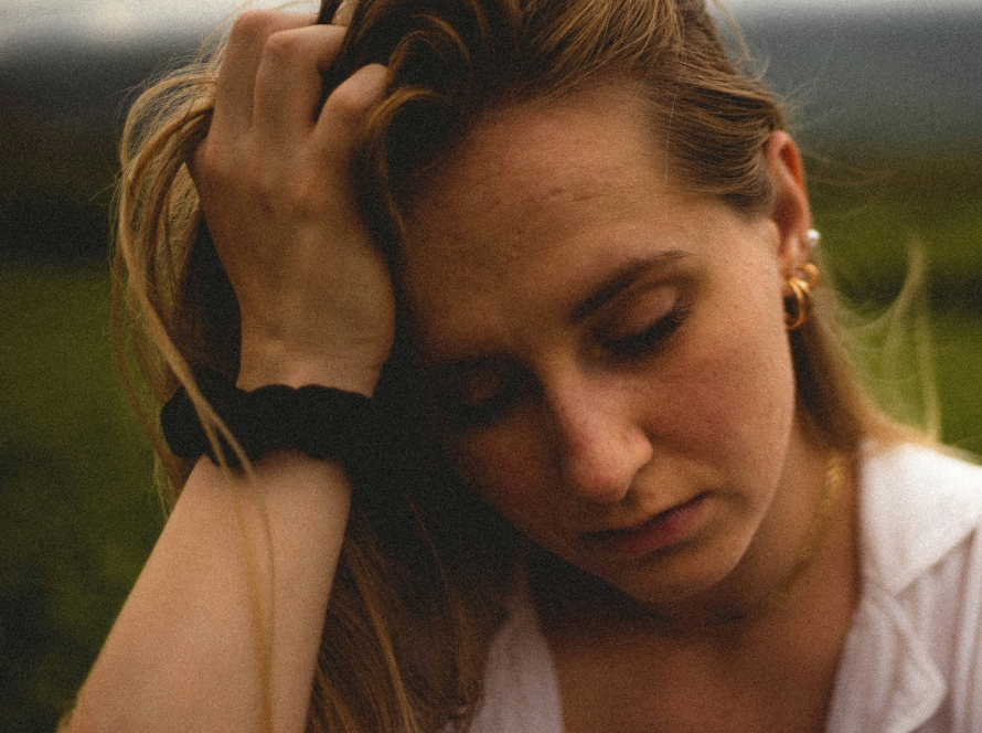 mujer-con-camiseta-blanca-sin-mangas