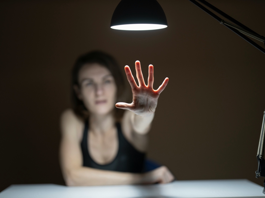 Mujer con la mano en frente