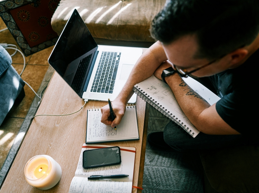 Hombre escribiendo en papel